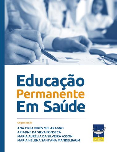 Capa do livro com o título "Educação Permanente em Saúde" escrito em letras grandes. A palavra “Permanente” está destacada em laranja, enquanto o restante do título está em azul escuro. Acima do título, há uma imagem desfocada em tons de azul de pessoas sentadas em uma mesa de reunião, com foco na mão de uma pessoa segurando uma caneta e apontando para gráficos sobre papéis. Abaixo do título, está escrito “Organização” em laranja, seguido pelos nomes das organizadoras em azul: Ana Lygia Pires Melaragno, Ariadne da Silva Fonseca, Maria Aurélia da Silveira Assoni, Maria Helena Sant’Ana Mandelbaum. No canto inferior direito, aparece o logotipo da ABEn (Associação Brasileira de Enfermagem), com uma lâmpada estilizada sobre um fundo azul com estrelas e a sigla ABEn em amarelo.